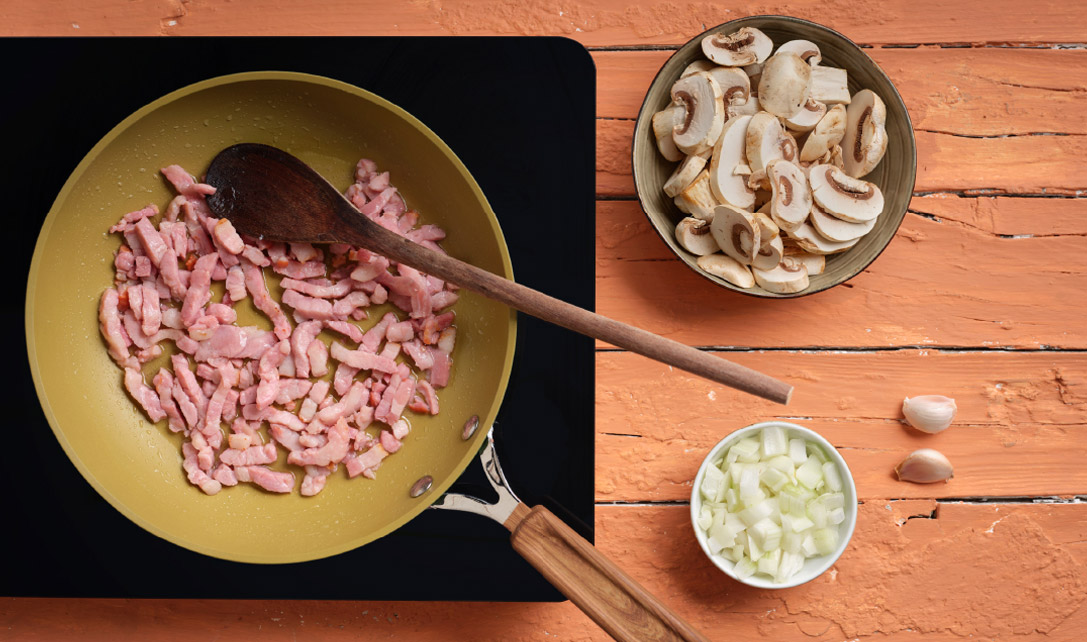 Bacon, cogumelos, cebola e alho para rolo de carne