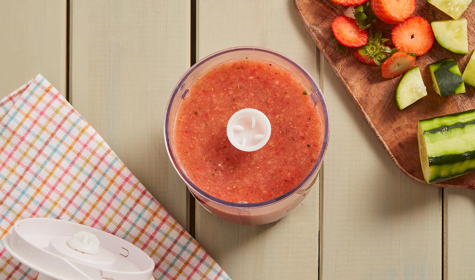 Ingredientes para gaspacho de morango no robot de cozinha