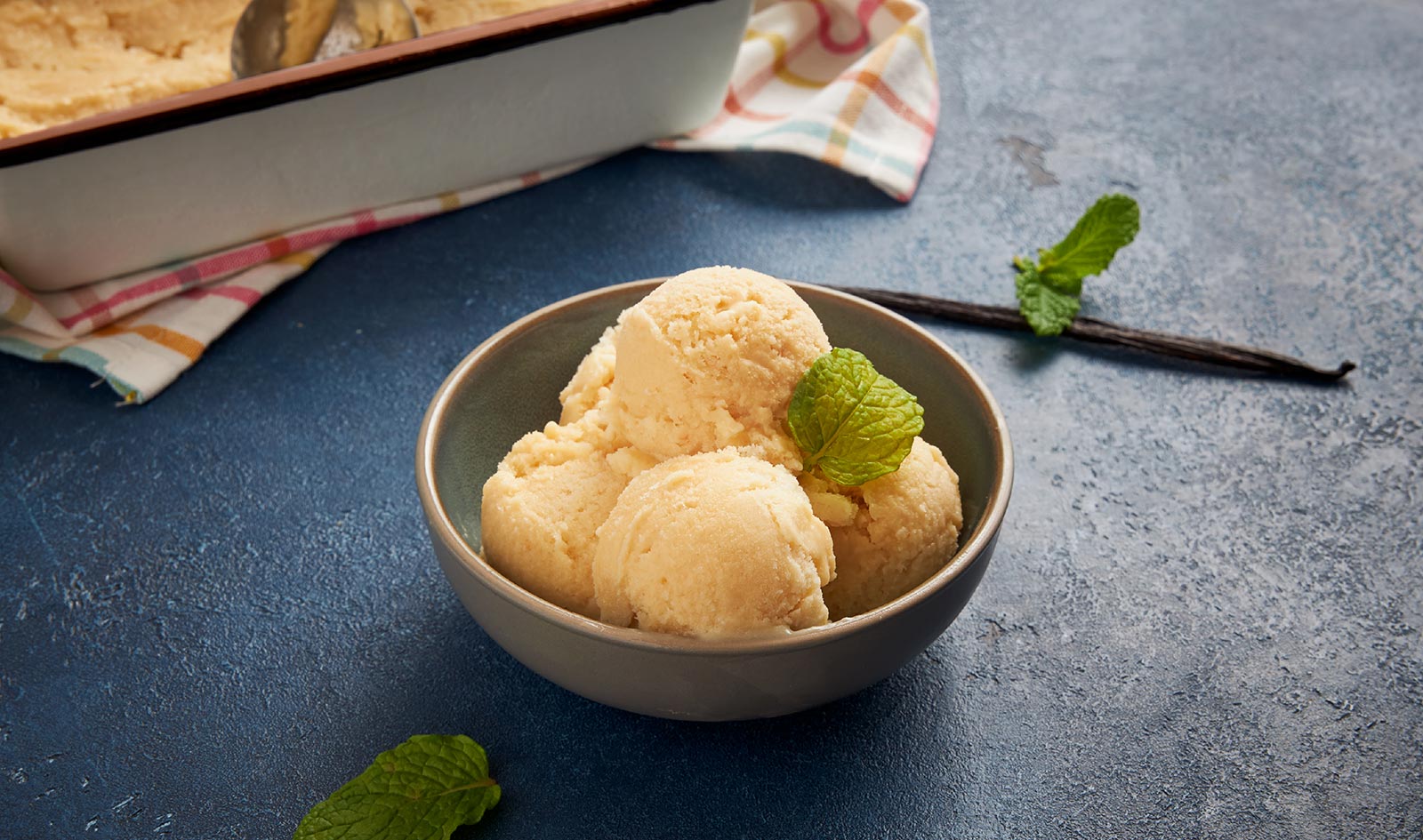 Gelado vegan com folha de hortelã