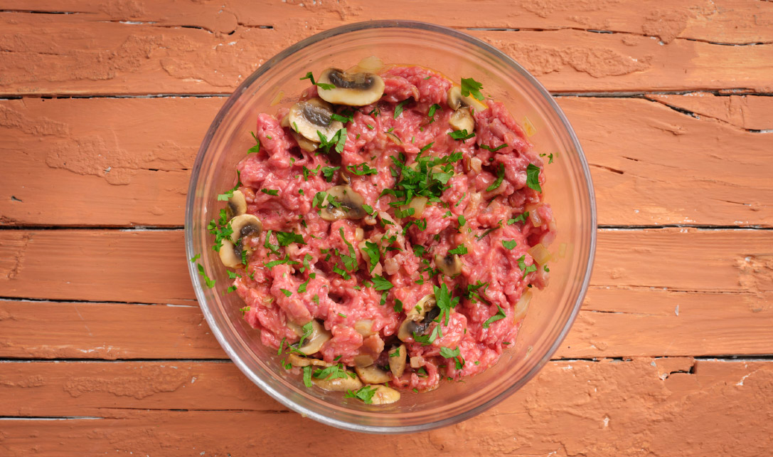 Mistura da carne com os cogumelos