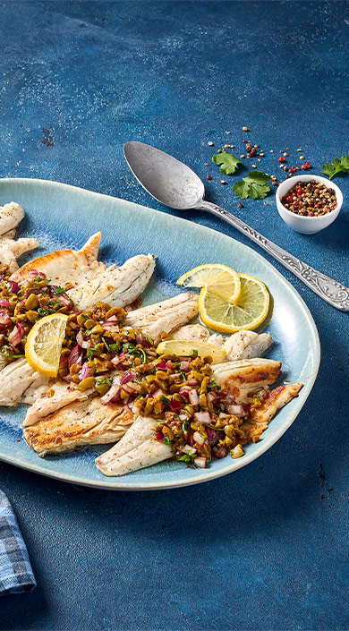 Filetes de robalo na frigideira com crosta de azeitonas