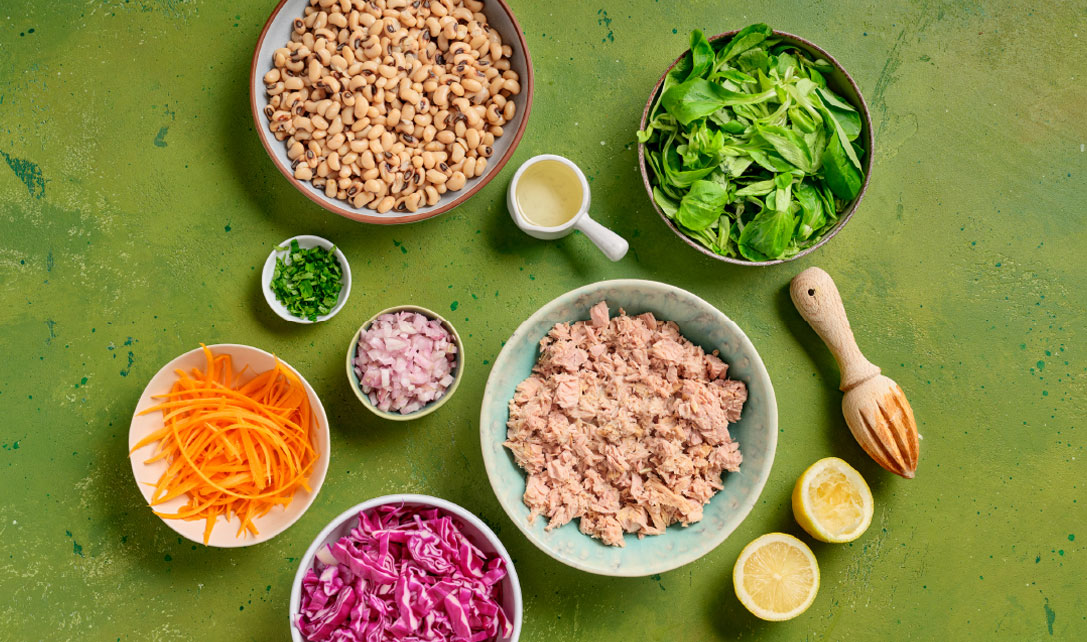Ingredientes em taças para receita de salada de atum