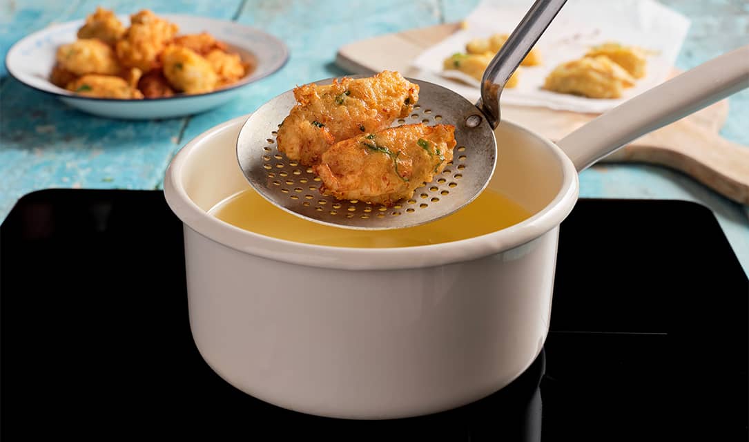 Pastéis de bacalhau a fritar em Fula