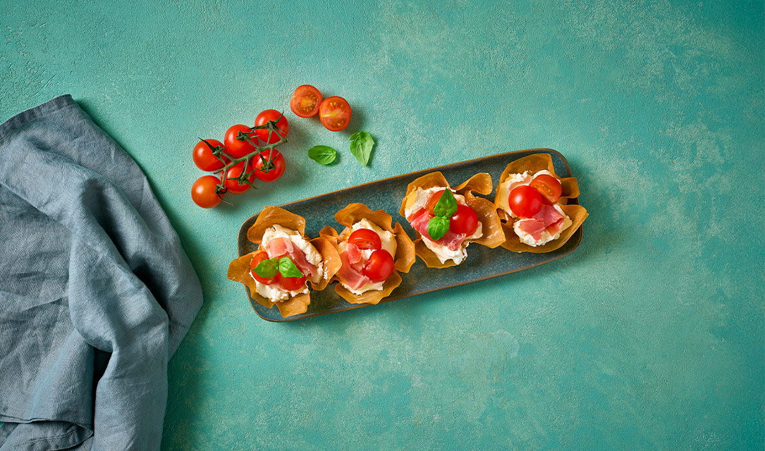 Cups de philadelphia, presunto crocante e tomate cherry