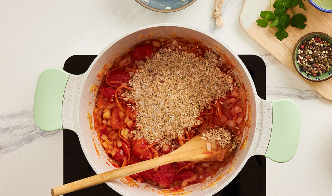 Arroz integral no tacho com os outros ingredientes