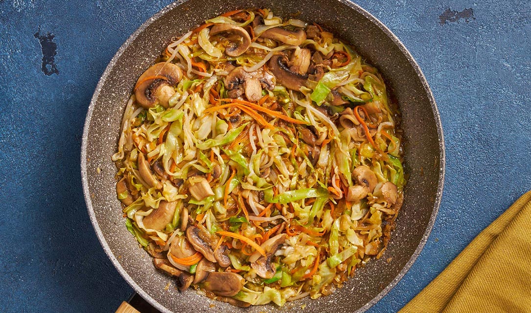 Ingredientes de crepes chineses a saltear na frigideira