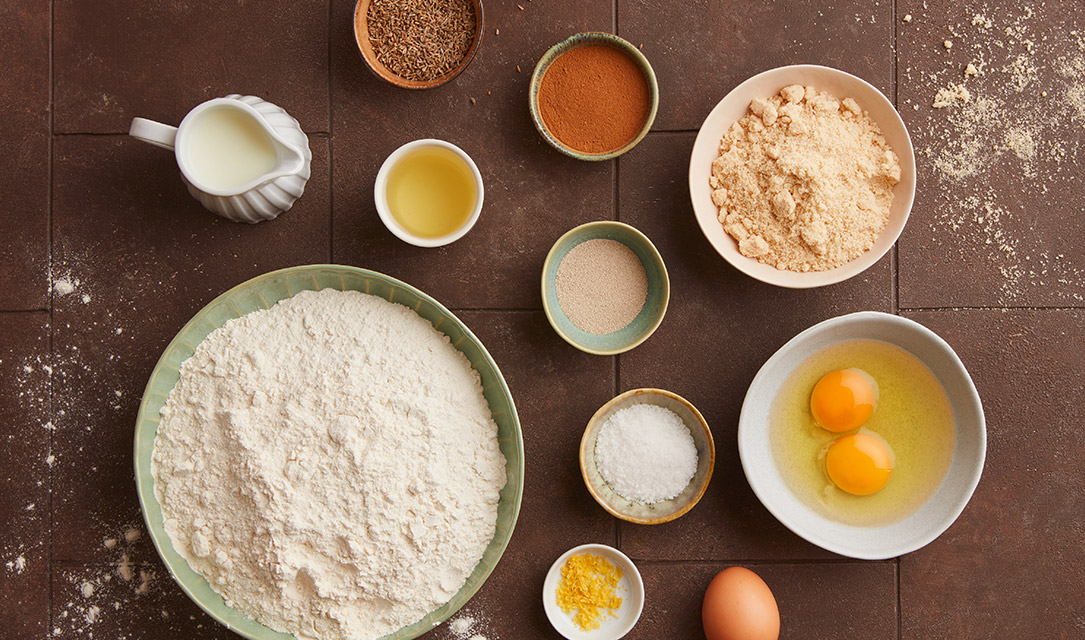 Ingredientes em taças para receita de pão de leite