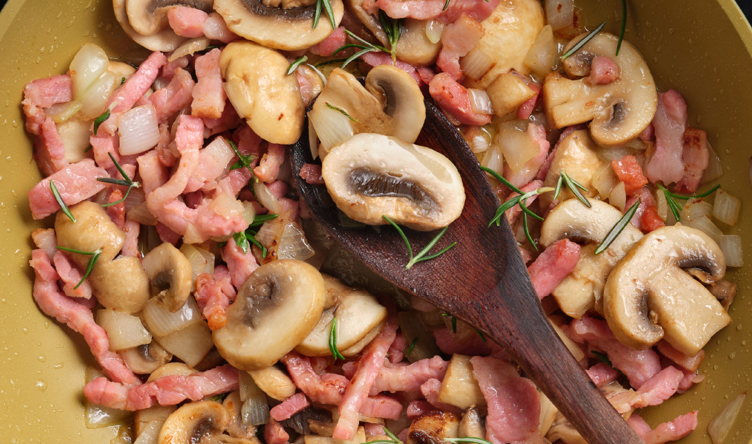 Mistura dos ingredientes para rolo de carne