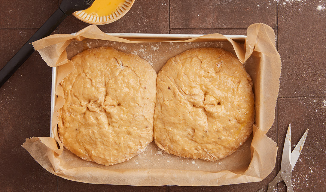 Massa do pão de leite no tabuleiro para ir ao forno