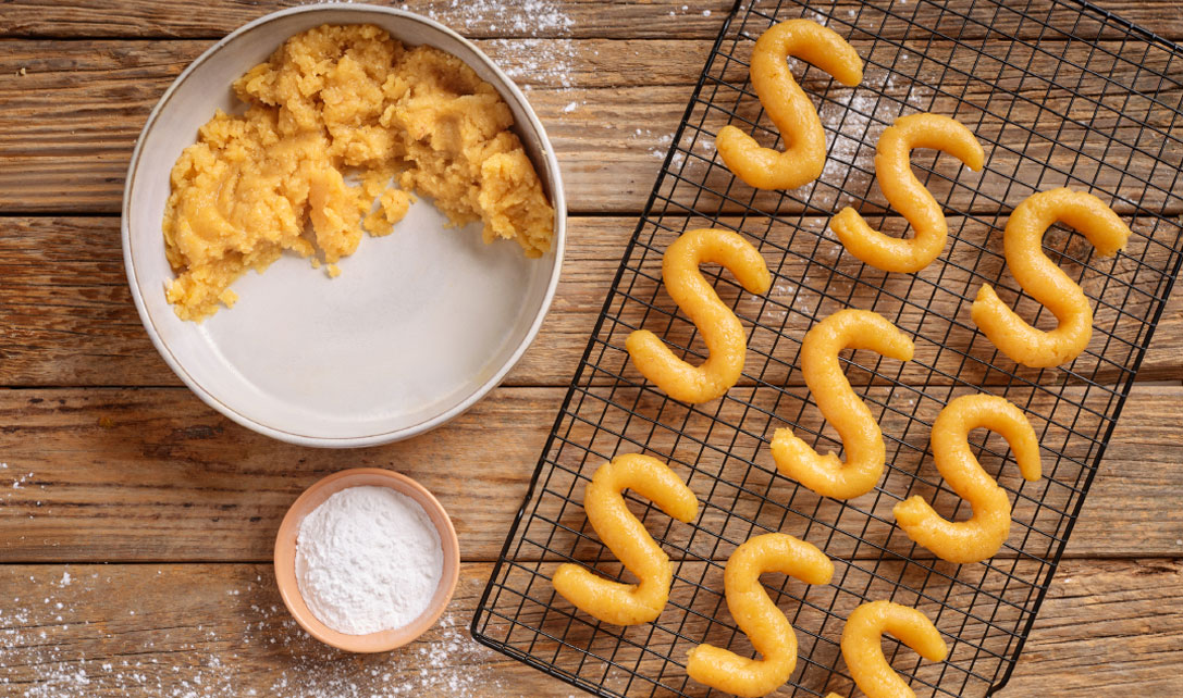Fazer S com massa para tabuleiro de forno