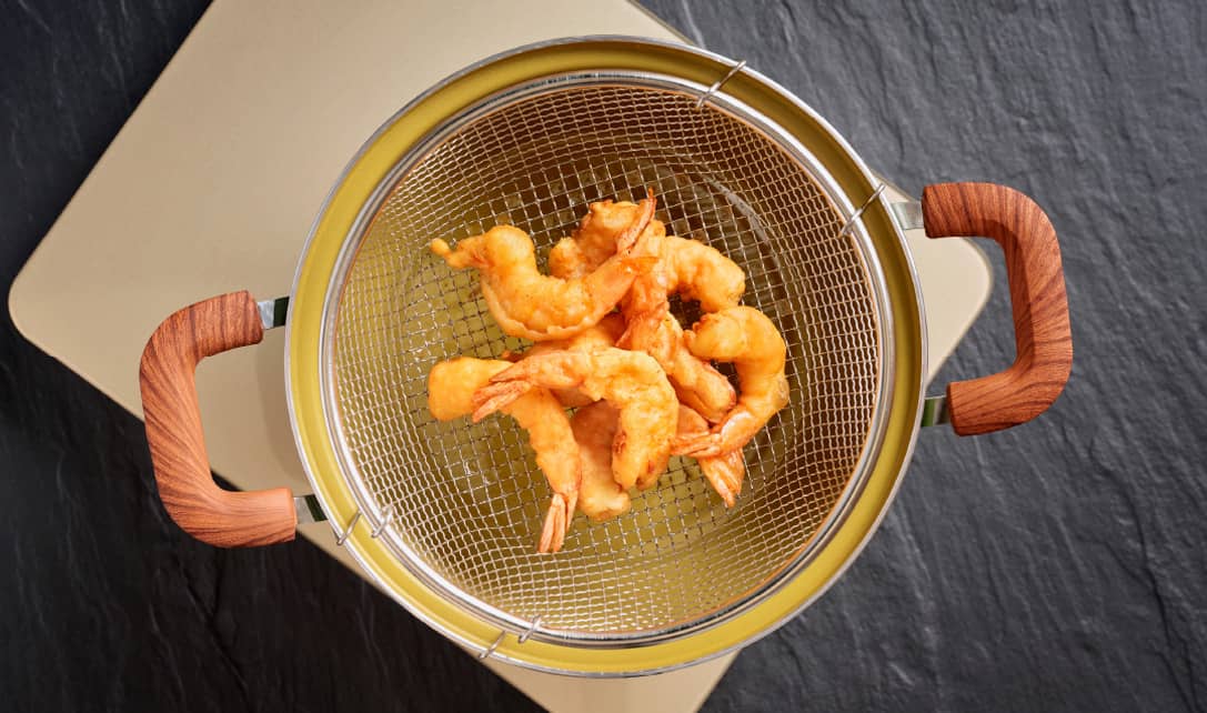 Tempura de camarão a fritar em óleo Fula