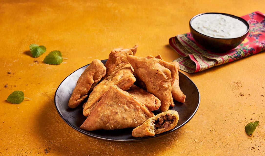 Chamuças com molho de iogurte