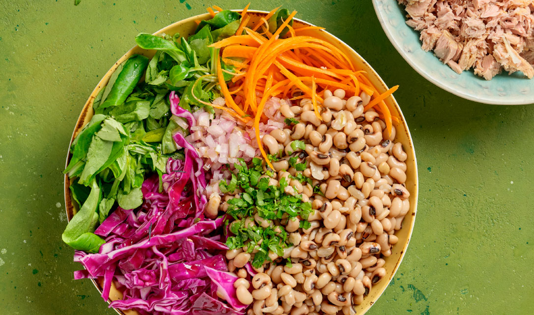Mistura de salada e feijão