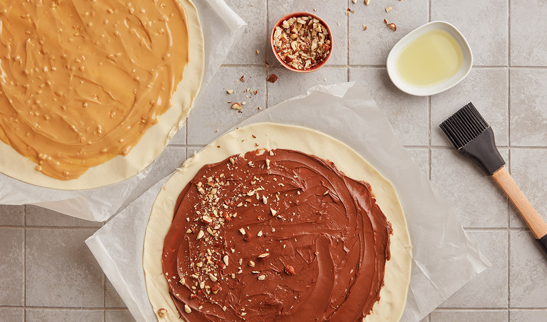 Barrar as massas quebradas com chocolate e manteiga de amendoim