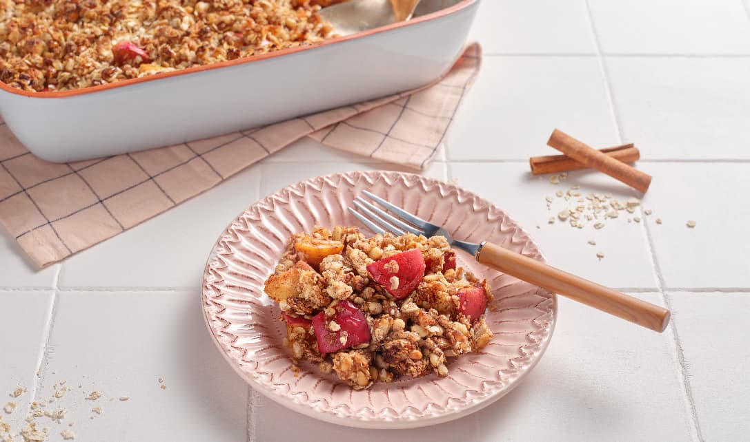 Crumble de maçã num prato