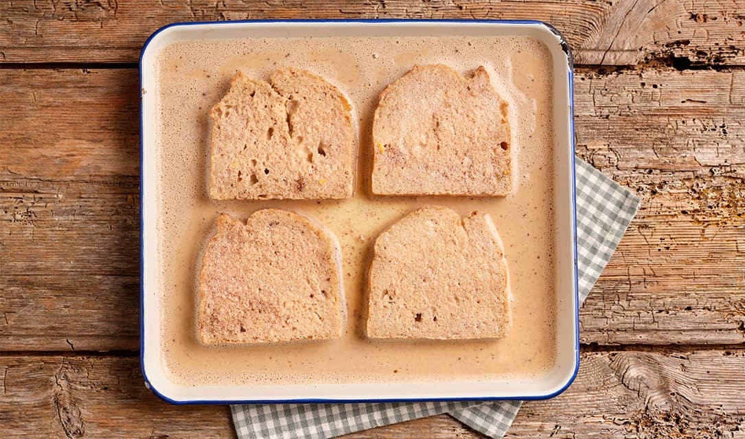 Pão de forma mergulhado em preparado