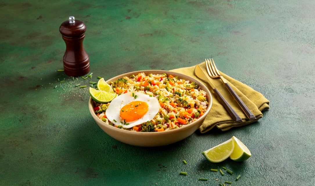 Arroz de legumes com ovo estrelado