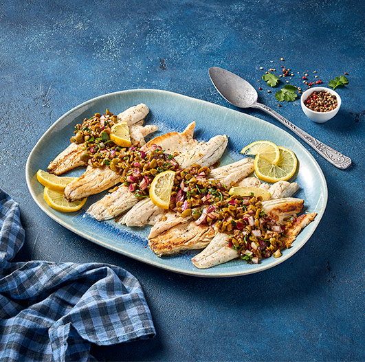 Filetes de robalo na frigideira com crosta de azeitonas