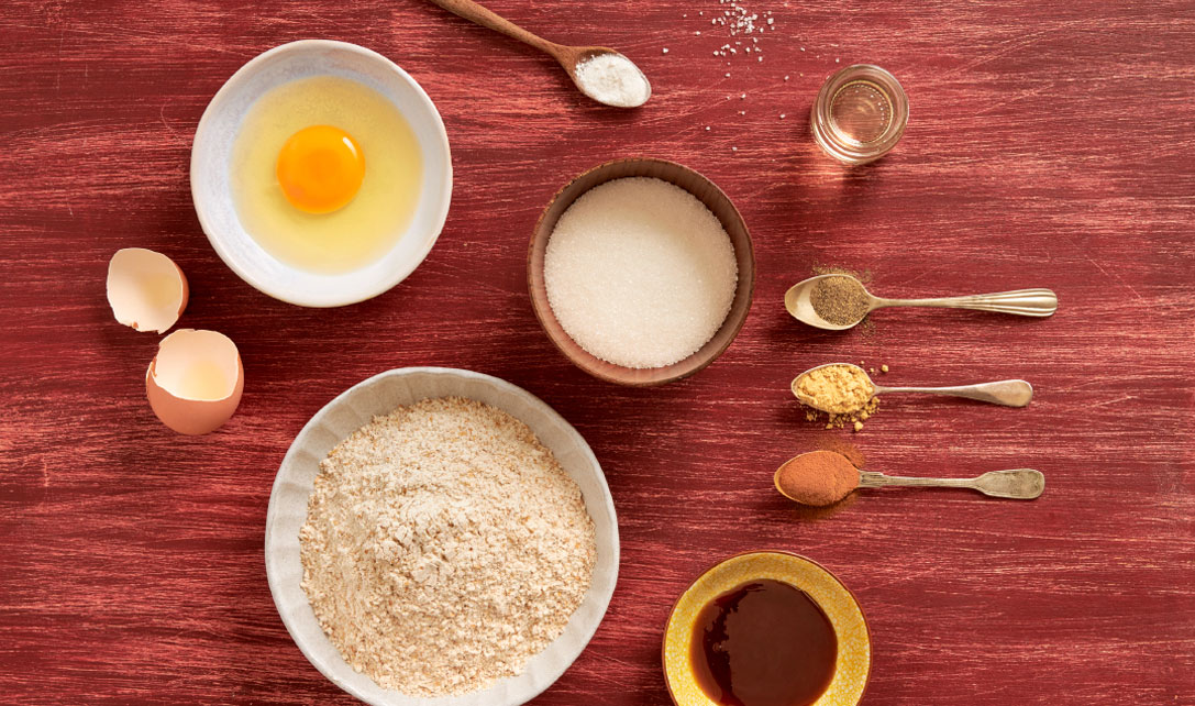 Ingredientes em taças para biscoitos de gengibre