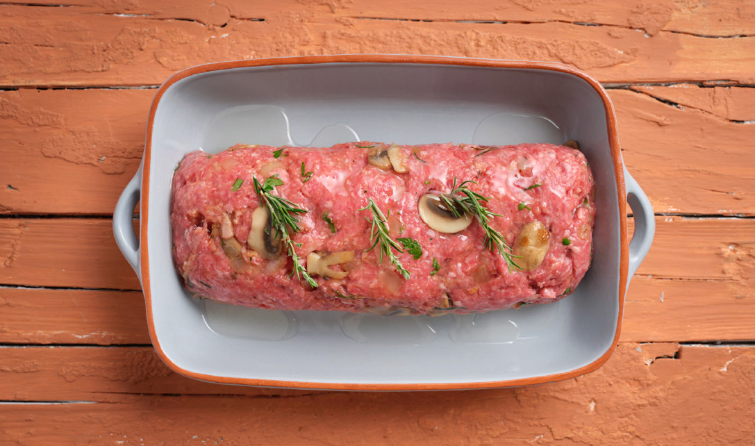Rolo de carne pronto a ir ao forno