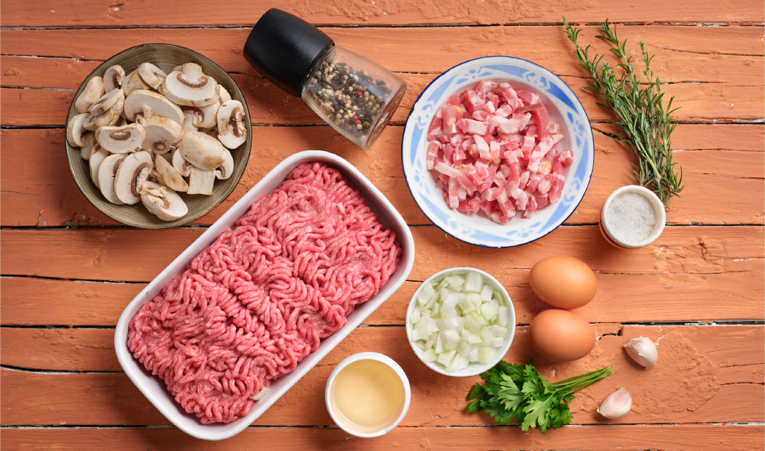 Mistura dos ingredientes para rolo de carne