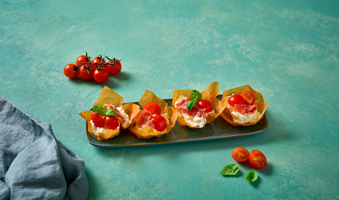 Cups de philadelphia, presunto crocante e tomate cherry