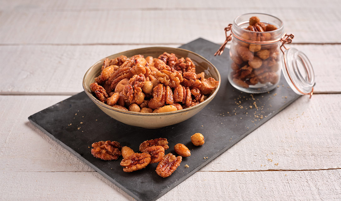 Frutos secos caramelizados em taça e boião