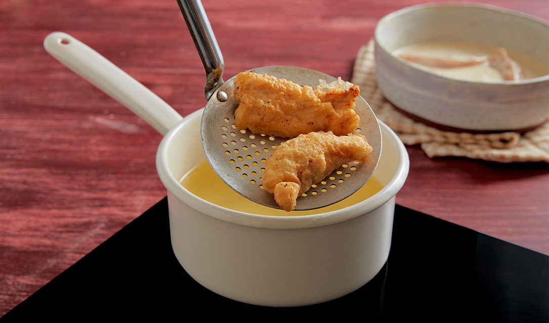 Tempura de frango a fritar em óleo Fula