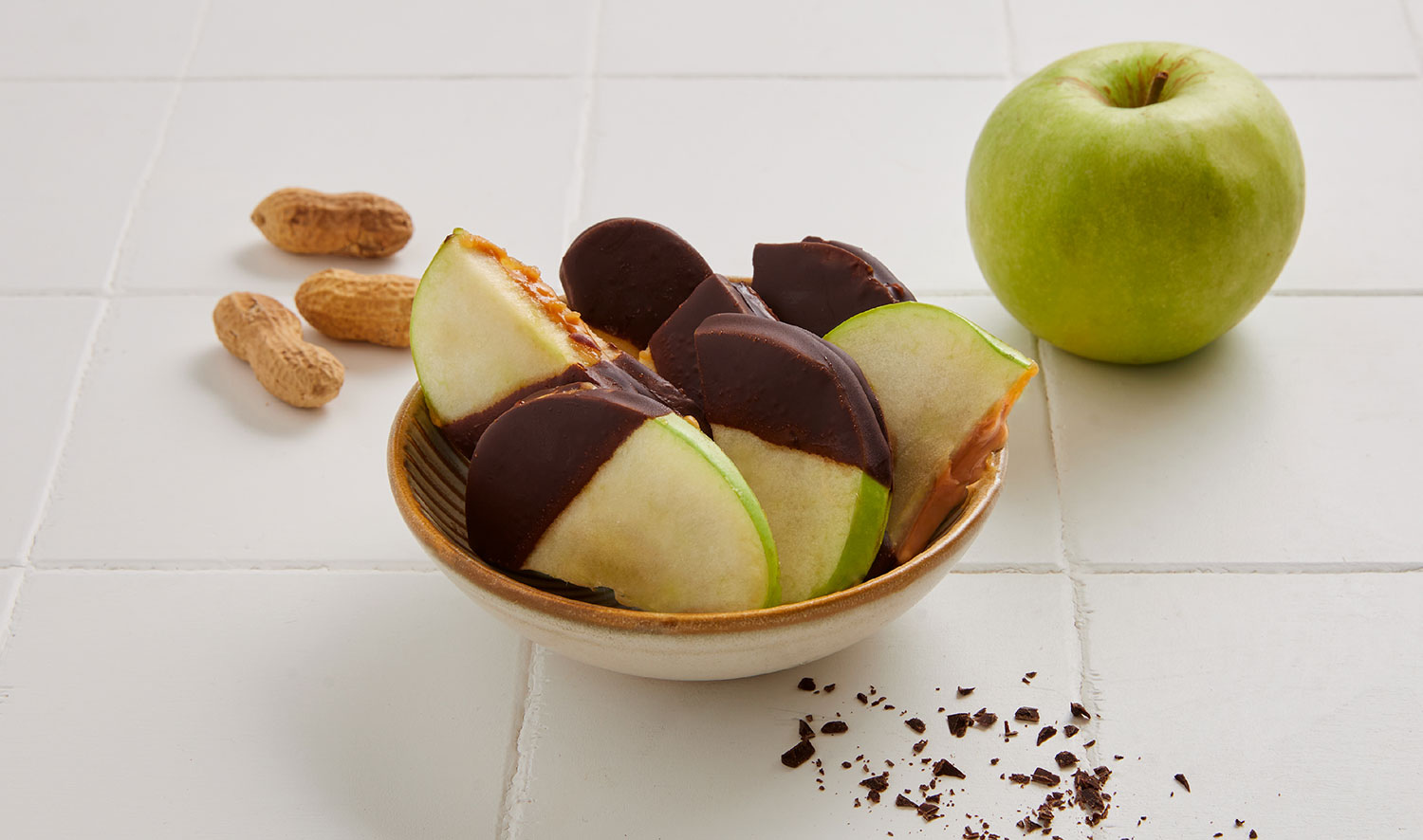 Maçã com chocolate e amendoins