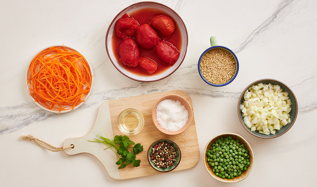 Ingredientes em taças para arroz integral arco-íris