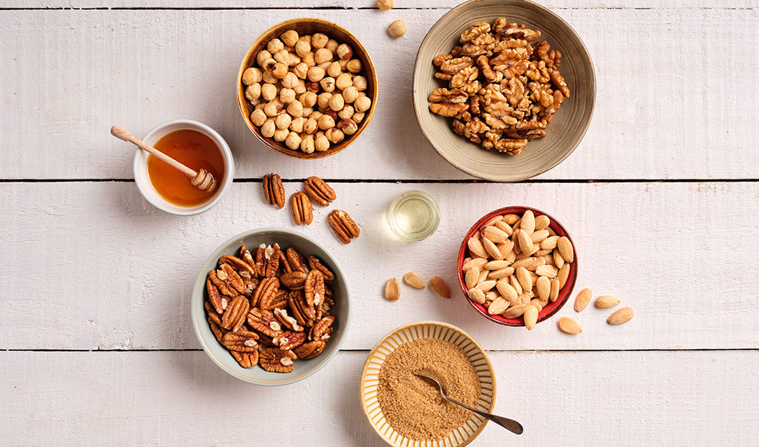 Frutos secos em taças, mel e canela