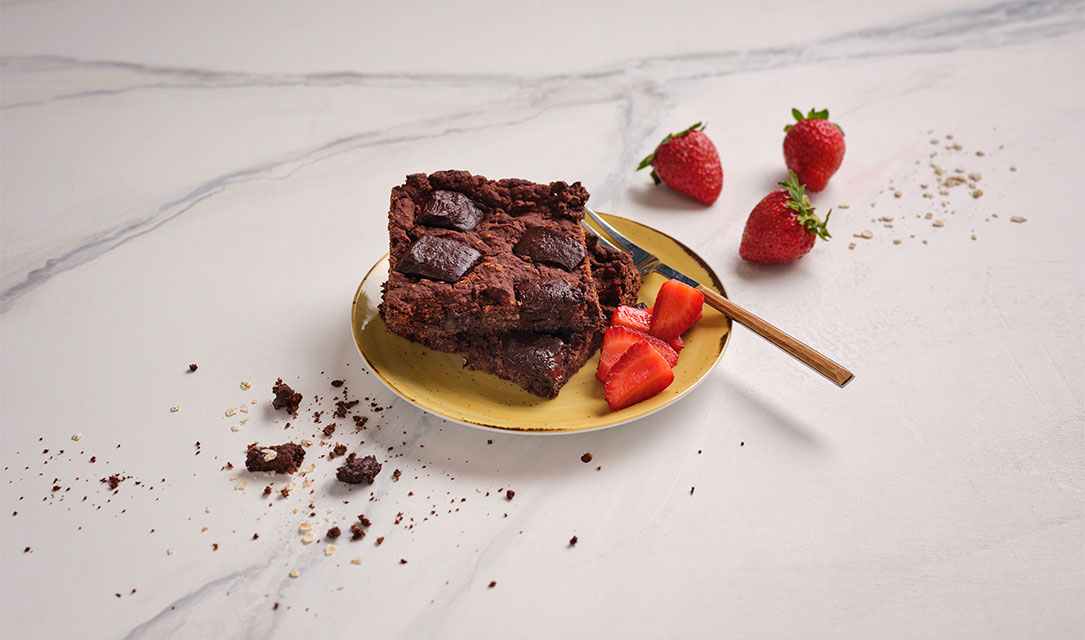Brownie de chocolate com morangos