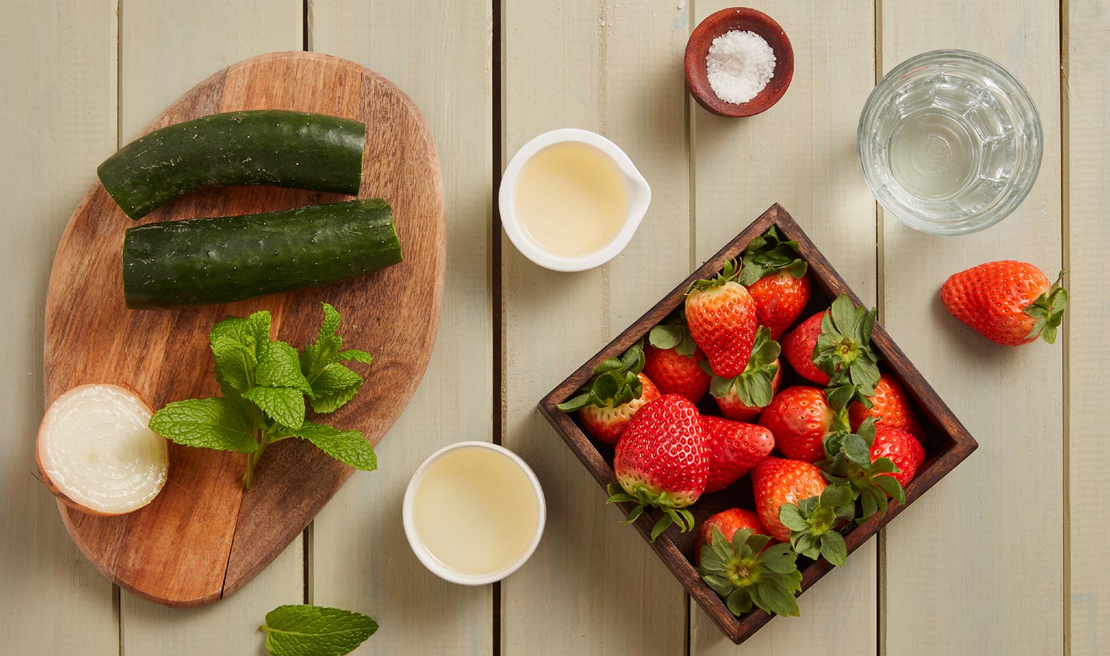 Ingredientes para gaspacho de morangos